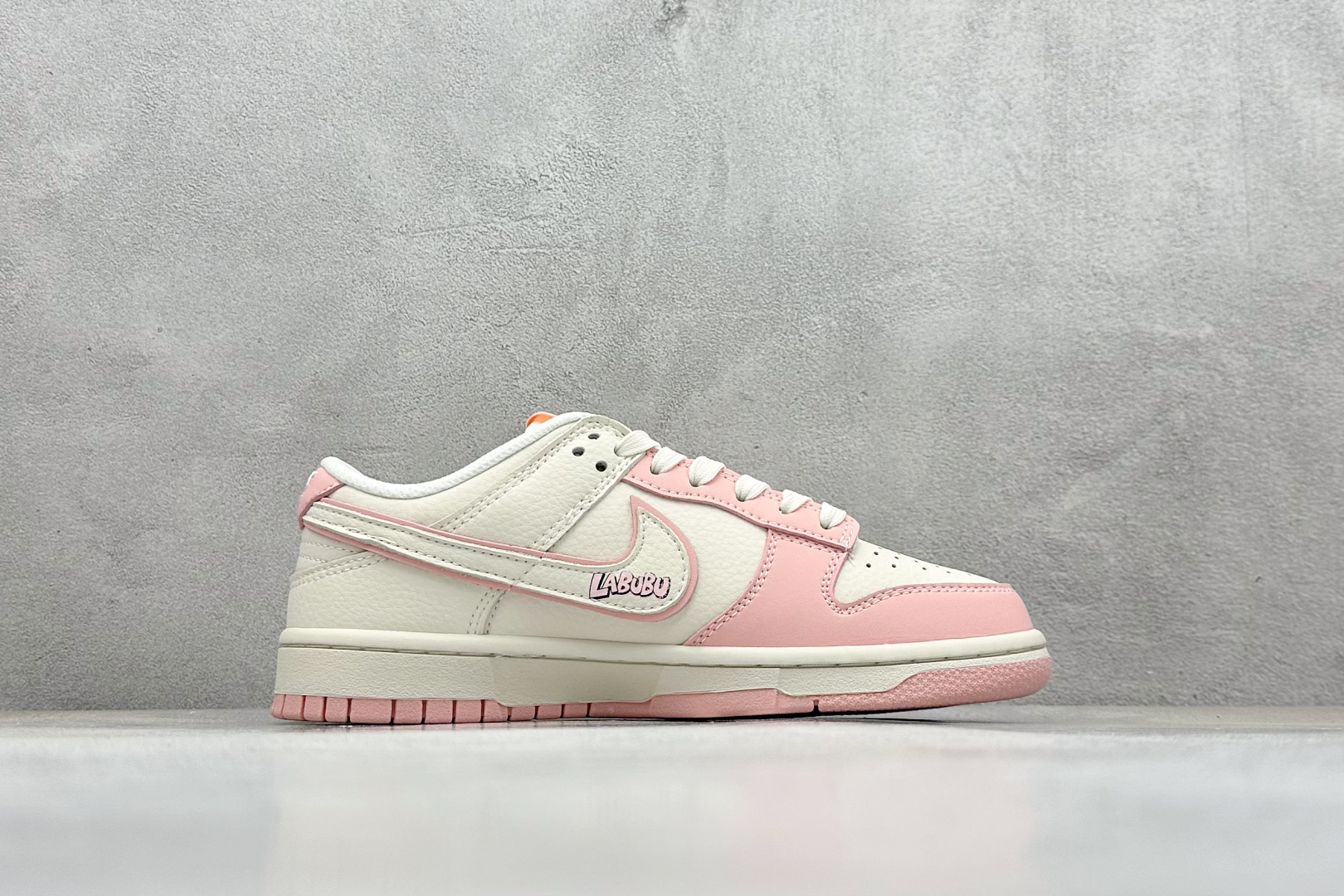 NIKE SB Dunk Low RETRO x LABUBU 粉白 DS6608-009