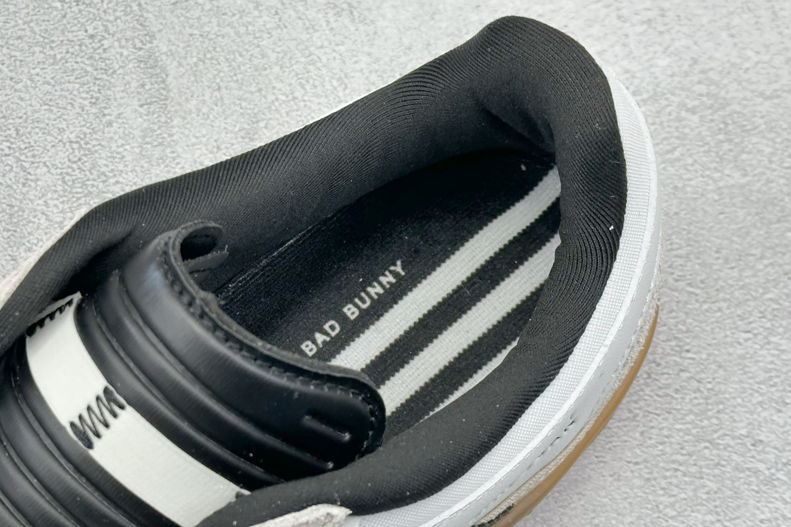 W版Bad Bunny x AD Gazelle Indoor Trainers 联名羚羊内训系列低帮复古百搭休闲运动德训风板鞋 IF9735