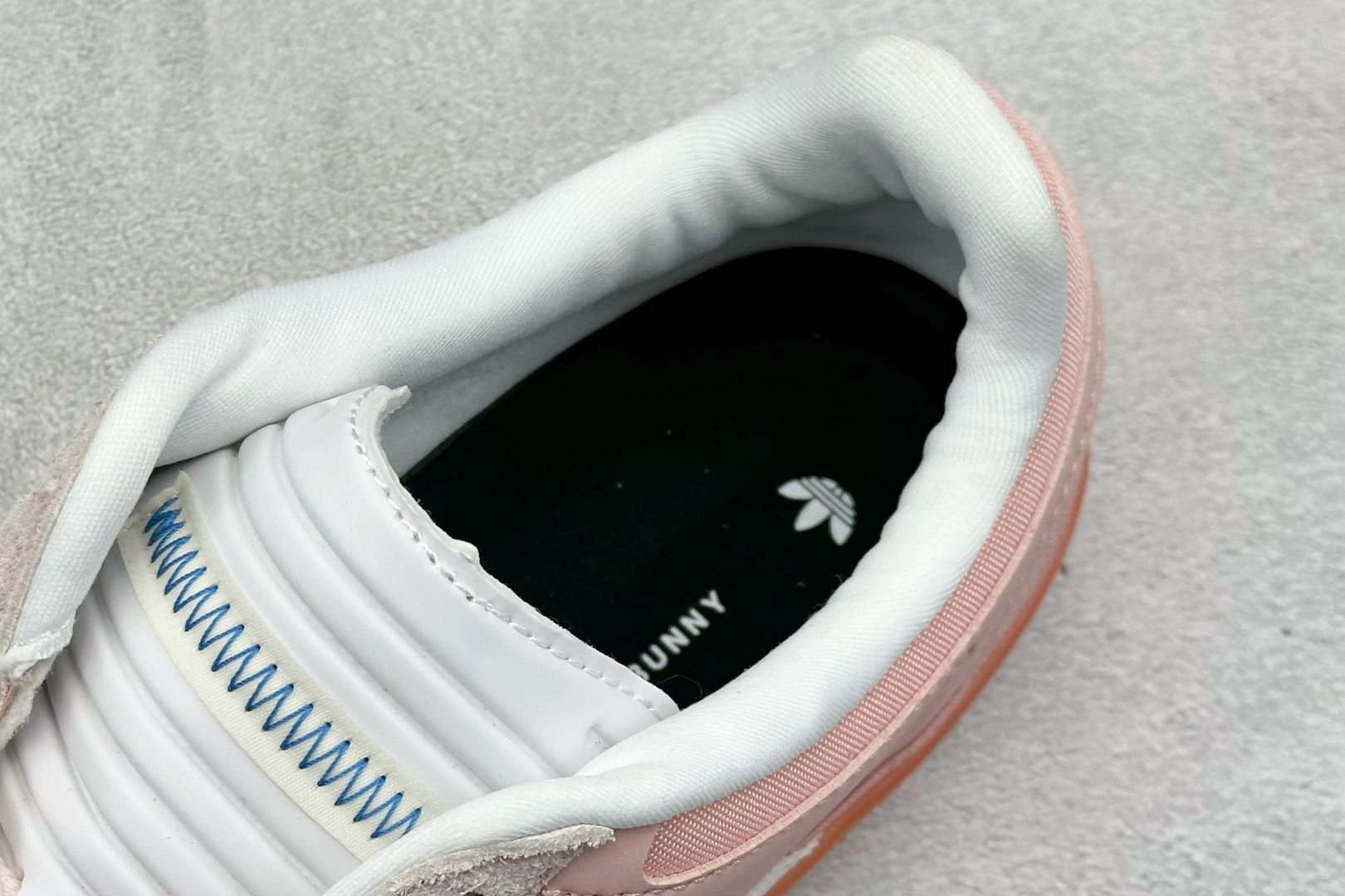 W版Bad Bunny x AD Gazelle Indoor Trainers 联名羚羊内训系列低帮复古百搭休闲运动德训风板鞋 JS5052
