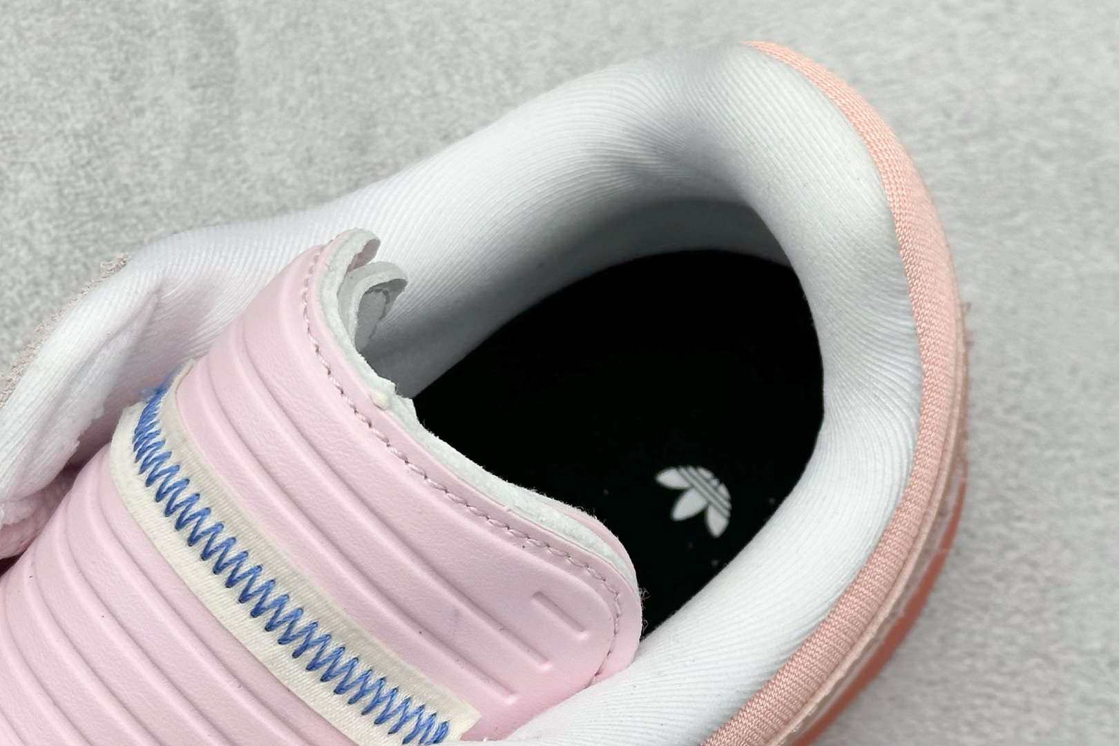 Bad Bunny x AD Gazelle Indoor Trainers 联名羚羊内训系列低帮复古百搭休闲运动德训风板鞋 JS5052