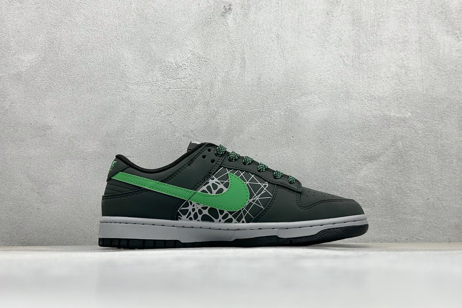 Nike SB Dunk Low UN联名 创意黑绿勾 高端定制 低帮休闲板鞋 QW5836-019