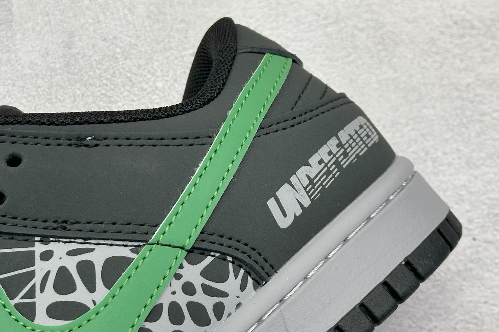 Nike SB Dunk Low UN联名 创意黑绿勾 高端定制 低帮休闲板鞋 QW5836-019