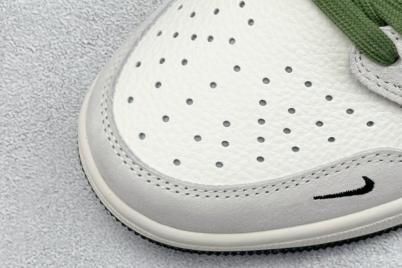 Travis Scott x Nike Air Jordan 1 Low x Louis VuittAir Jordan 1 Low 反转灰白绿小勾倒钩 HS8068-062