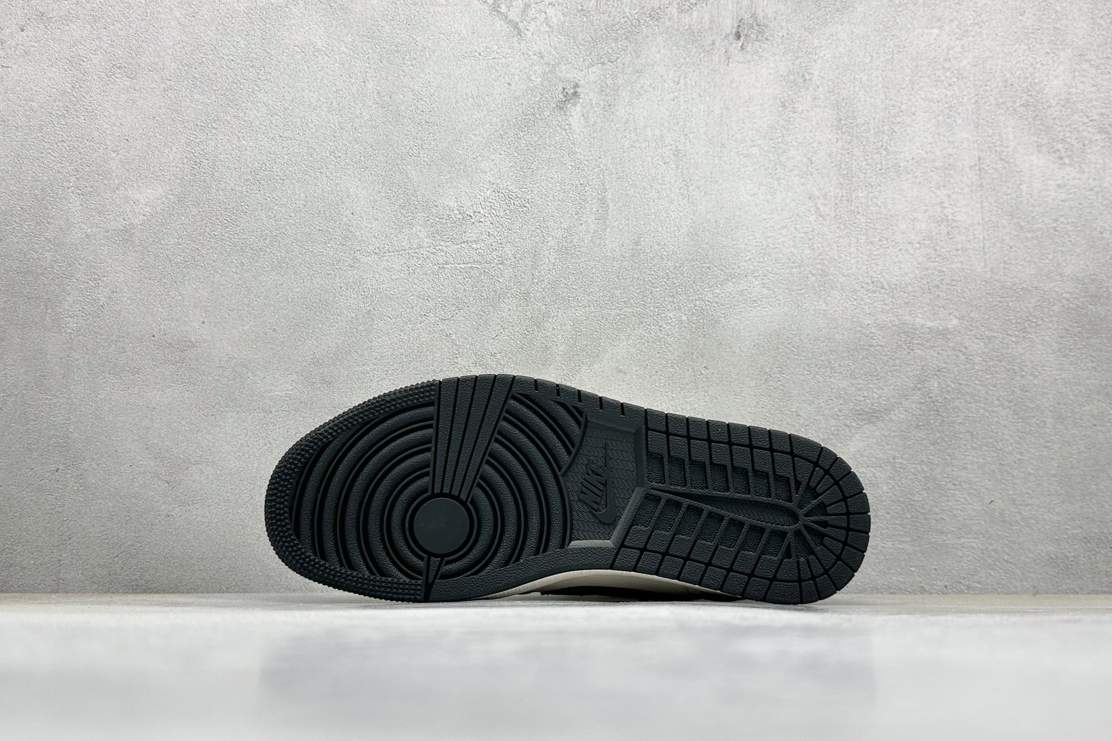 Travis Scott x Nike Air Jordan 1 Low x Louis VuittAir Jordan 1 Low 反转灰白绿小勾倒钩 HS8068-062