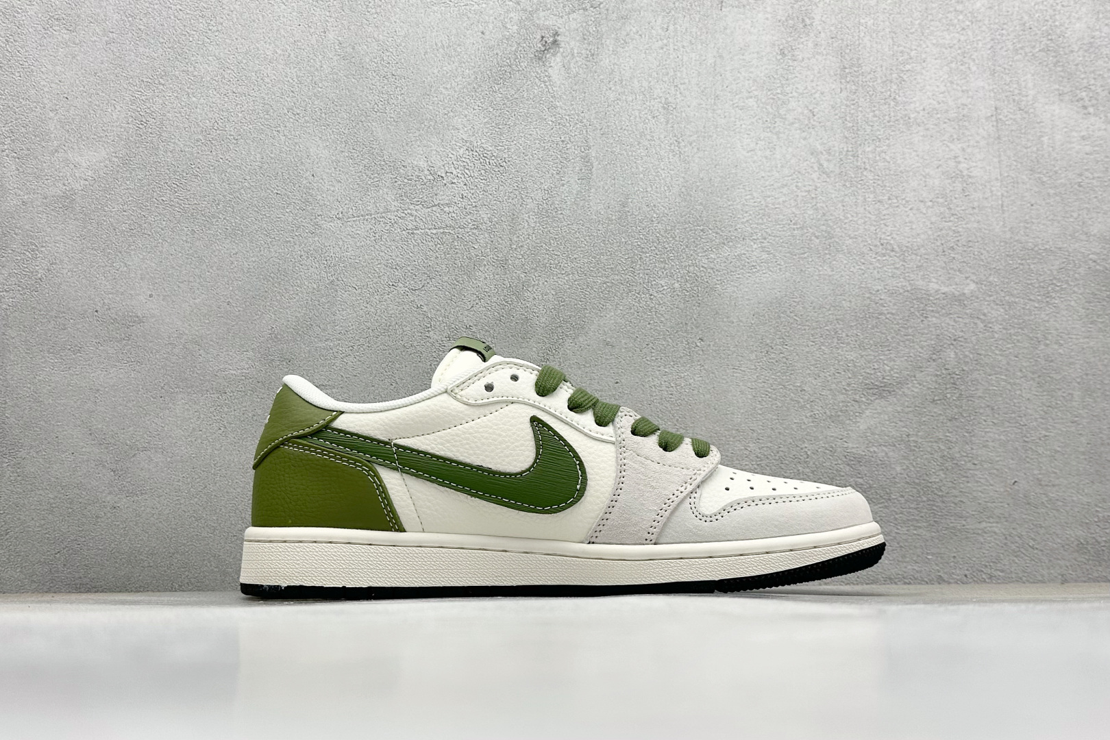 Travis Scott x Nike Air Jordan 1 Low x Louis VuittAir Jordan 1 Low 反转灰白绿小勾倒钩 HS8068-062