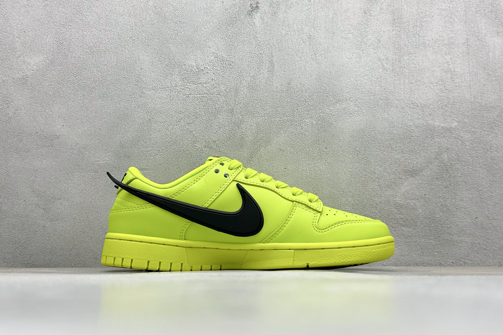 福利特价 放店私
Nk SB Dunk Low x AMBUSH x BAPE 联名款 周年高端定制 低