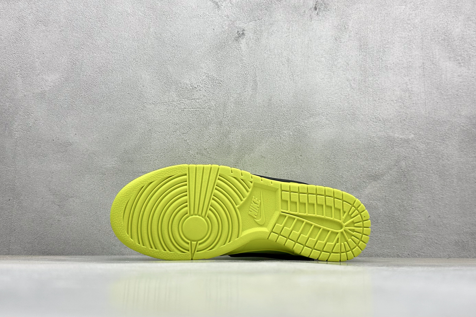 福利特价 放店私
Nk SB Dunk Low x AMBUSH x BAPE 联名款 周年高端定制 低