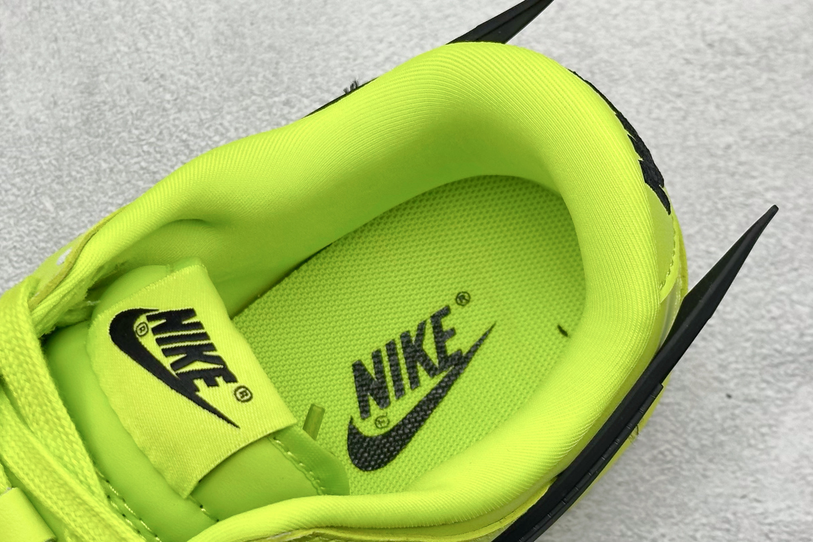 福利特价 放店私
Nk SB Dunk Low x AMBUSH x BAPE 联名款 周年高端定制 低