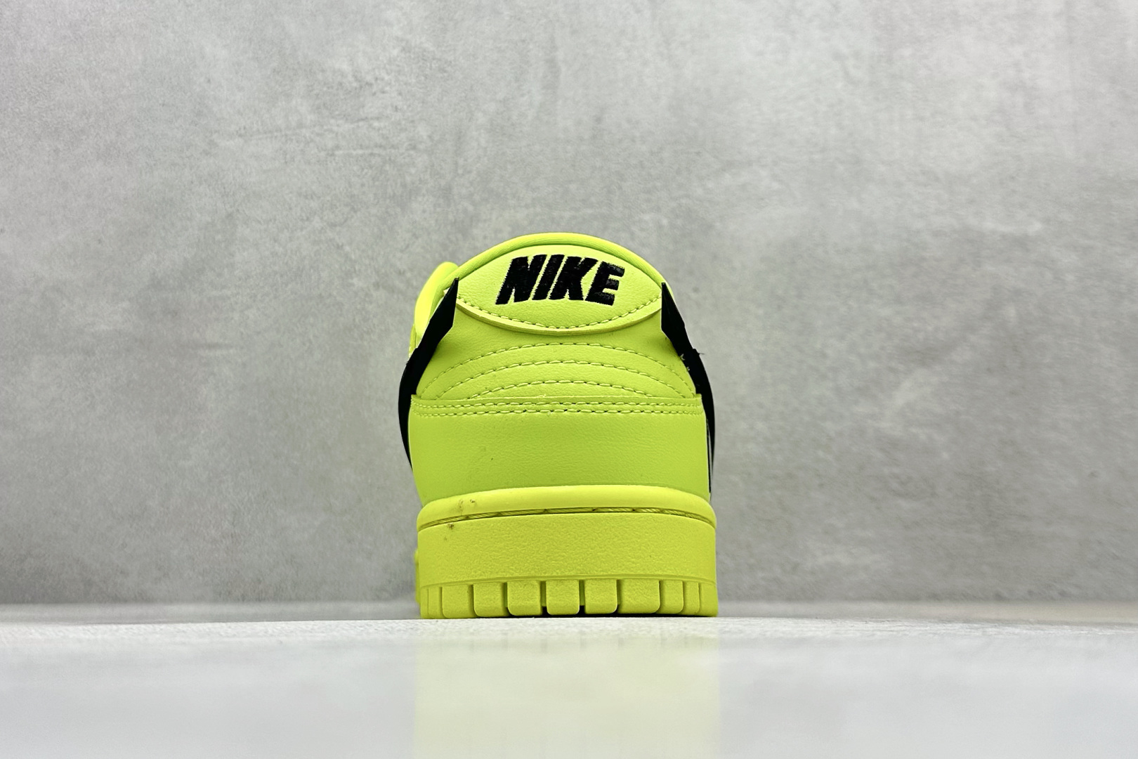 福利特价 放店私
Nk SB Dunk Low x AMBUSH x BAPE 联名款 周年高端定制 低