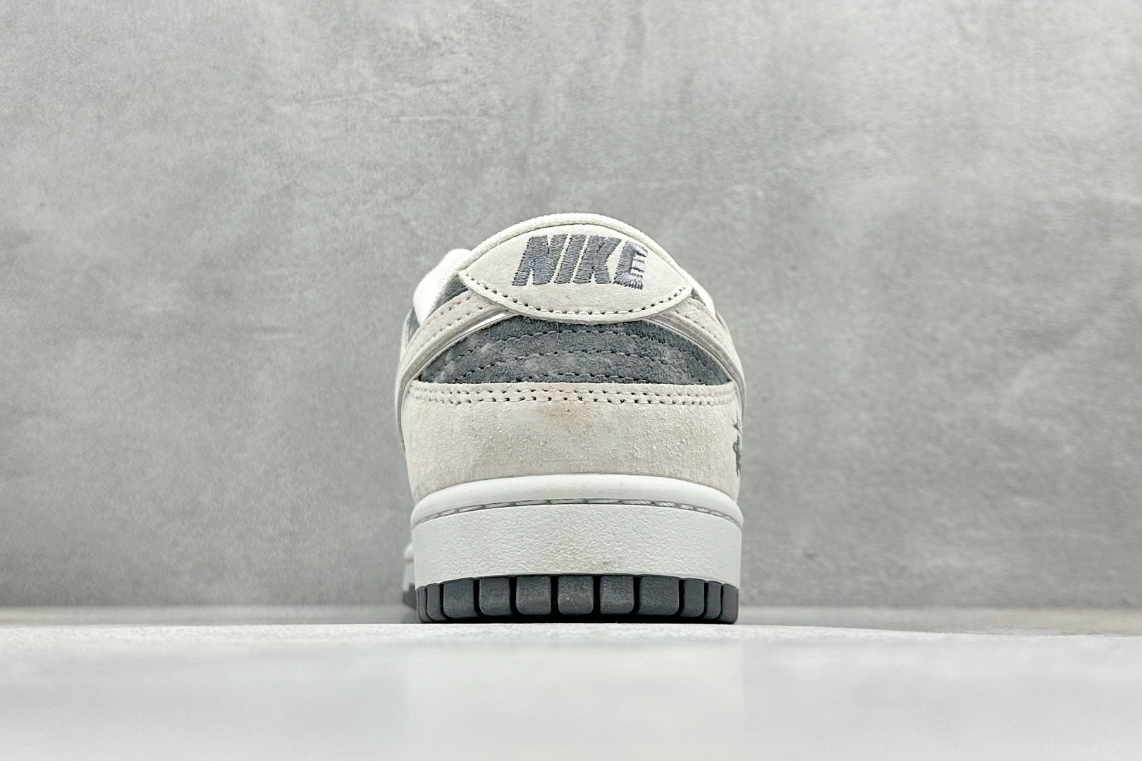 福利特价 放店私
Nk SB Dunk Low 斯图西联名-气质灰 周年高端定制 低帮休闲板鞋
#定制