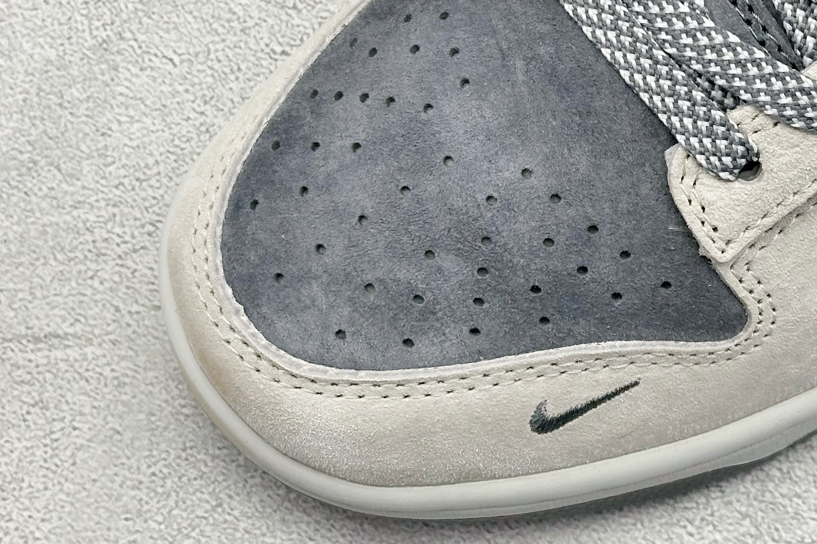 福利特价 放店私
Nk SB Dunk Low 斯图西联名-气质灰 周年高端定制 低帮休闲板鞋
#定制