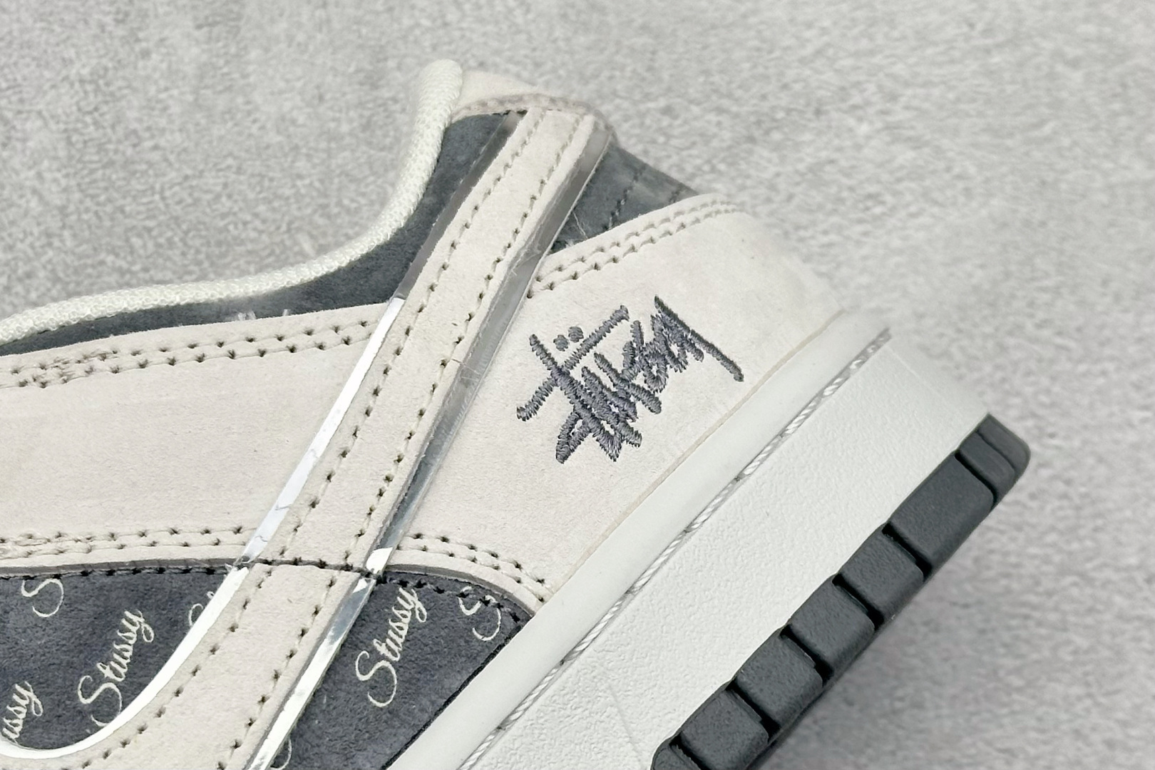 福利特价 放店私
Nk SB Dunk Low 斯图西联名-气质灰 周年高端定制 低帮休闲板鞋
#定制