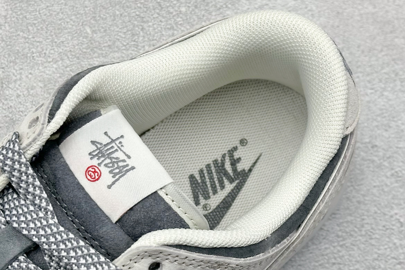 福利特价 放店私
Nk SB Dunk Low 斯图西联名-气质灰 周年高端定制 低帮休闲板鞋
#定制