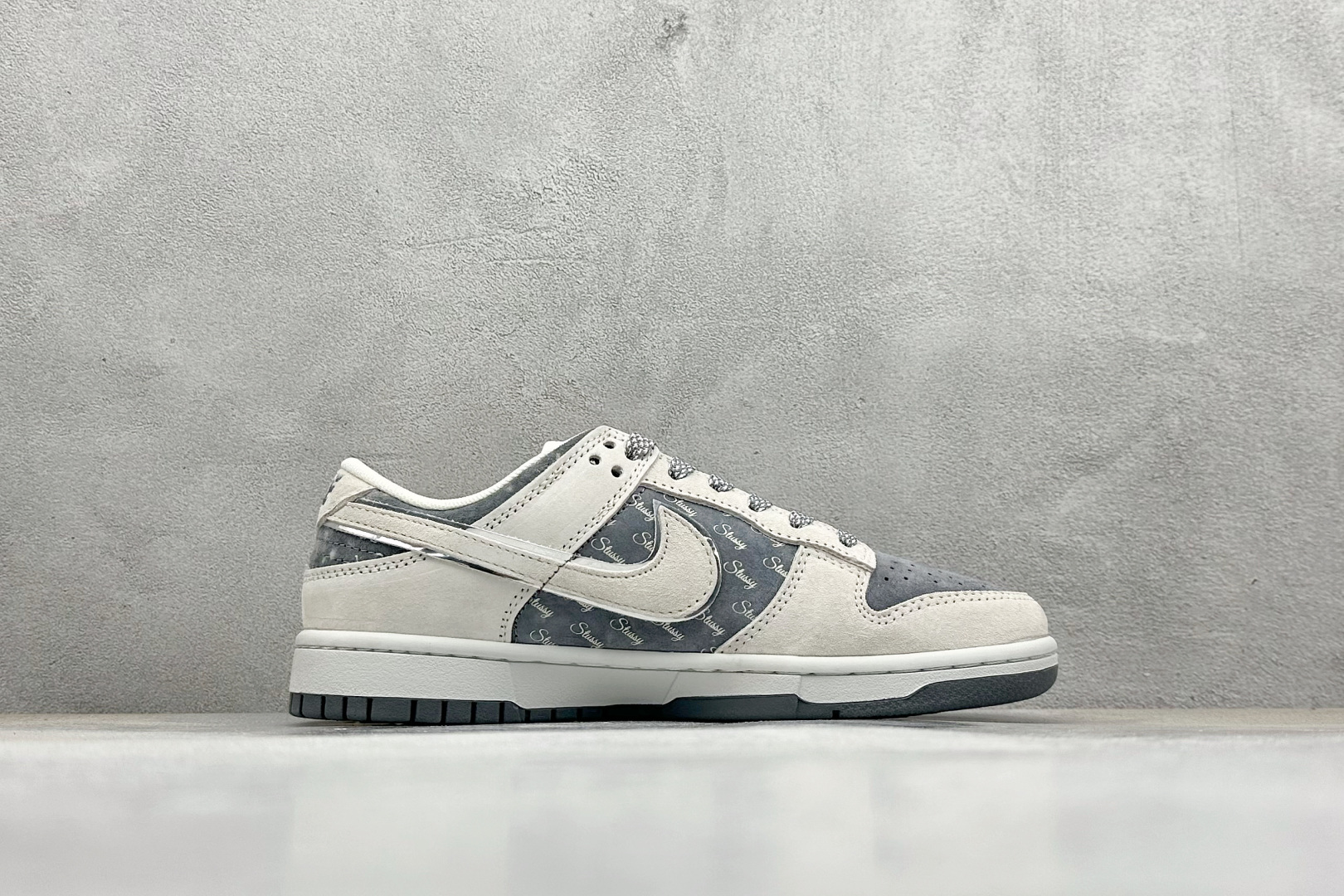 福利特价 放店私
Nk SB Dunk Low 斯图西联名-气质灰 周年高端定制 低帮休闲板鞋
#定制
