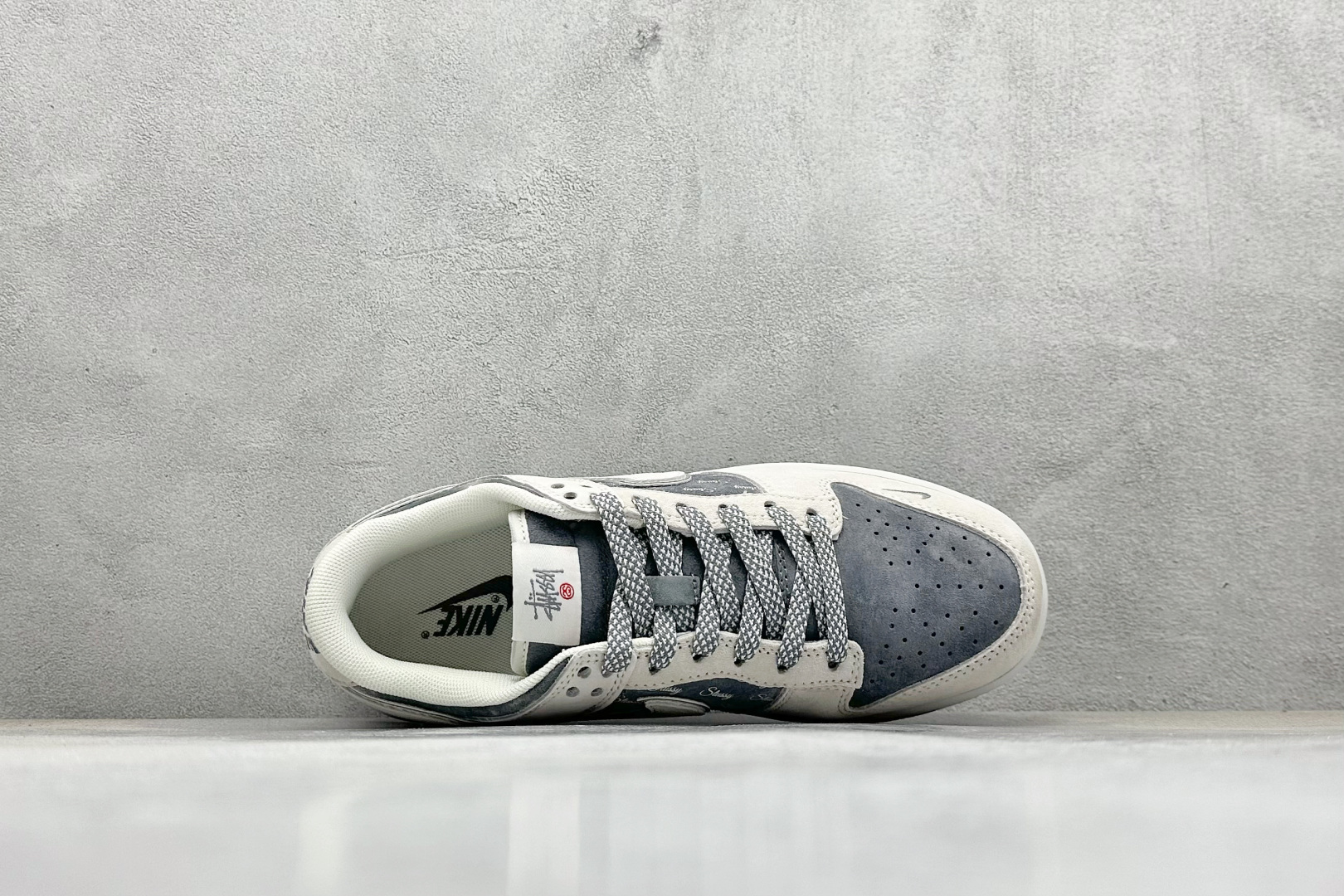 福利特价 放店私
Nk SB Dunk Low 斯图西联名-气质灰 周年高端定制 低帮休闲板鞋
#定制