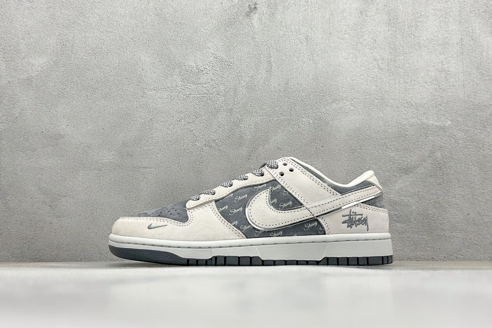 福利特价 放店私
Nk SB Dunk Low 斯图西联名-气质灰 周年高端定制 低帮休闲板鞋
#定制