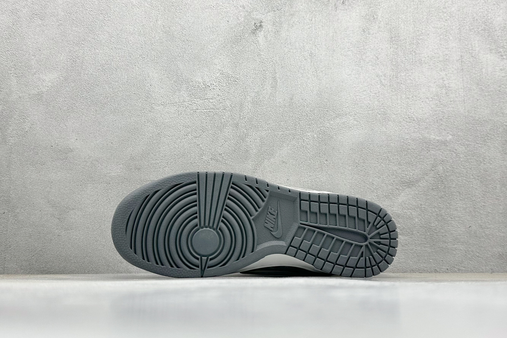 福利特价 放店私
Nk SB Dunk Low 斯图西联名-气质灰 周年高端定制 低帮休闲板鞋
#定制