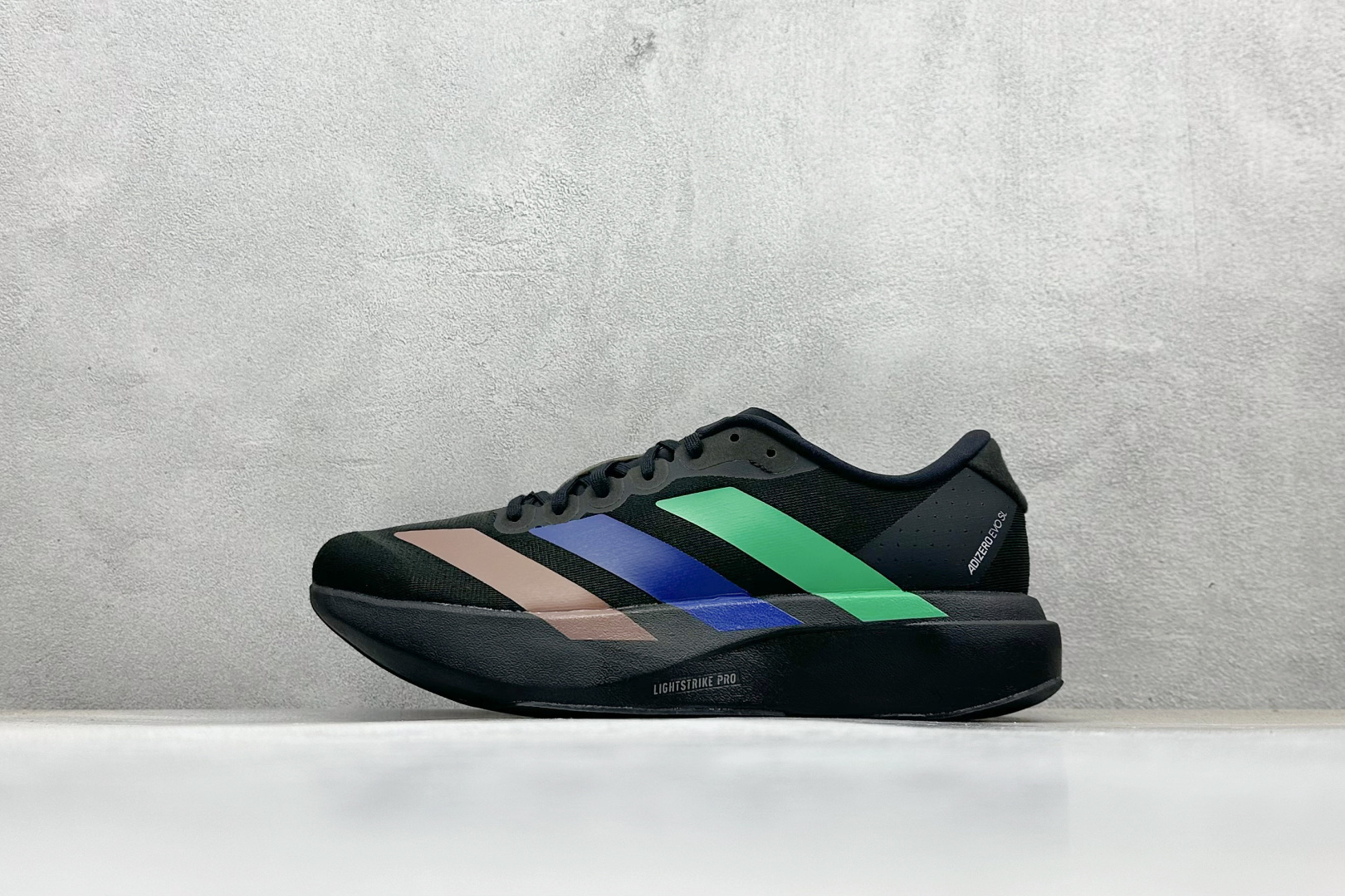 🌾 RS版 Adidas Adizero Evo SL 阿迪超轻透气缓震跑鞋整体外观造型与adiZero