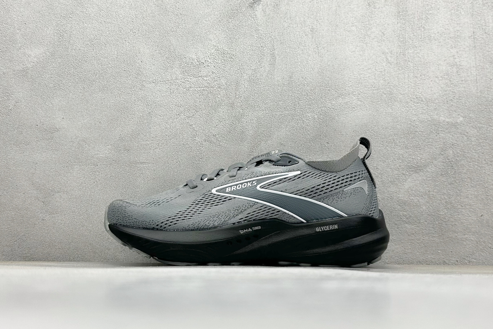 Brooks 布鲁克斯 Glycerin 22 超弹轻盈跑步鞋 低帮透气缓震支撑休闲运动慢跑鞋 采用改进工程空气网眼组合热熔工艺 鞋面材质搭载DNA LOFT V2密度泡棉缓震系统 中底外置防滑耐磨橡胶底片 官方货号: 110455 078 (无半码) 编码:29