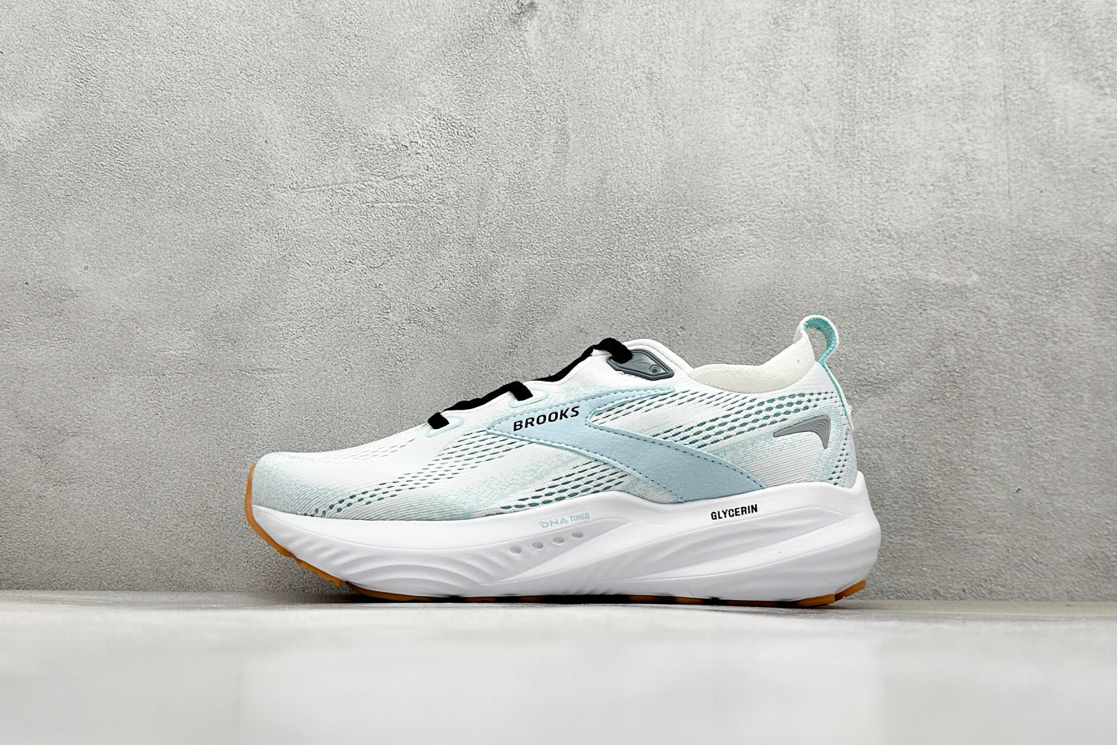 Brooks 布鲁克斯 Glycerin 22 超弹轻盈跑步鞋 低帮透气缓震支撑休闲运动慢跑鞋 采用改进工程空气网眼组合热熔工艺 鞋面材质搭载DNA LOFT V2密度泡棉缓震系统 中底外置防滑耐磨橡胶底片 官方货号: 110455 1D 175 (无半码) 编码:29