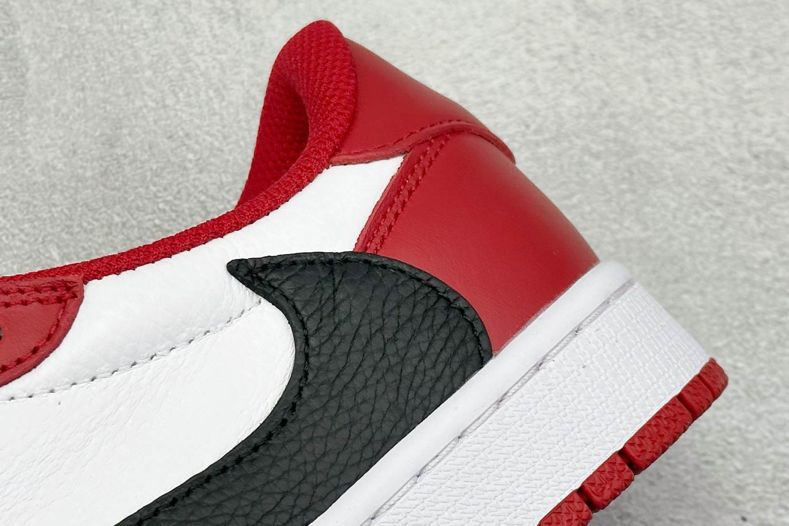 260 F版Travis Scott x Nike Air Jordan 1 Low 红白 低帮倒钩板鞋  DM7866-101