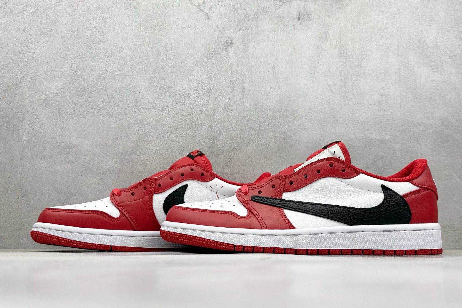 260 F版Travis Scott x Nike Air Jordan 1 Low 红白 低帮倒钩板鞋  DM7866-101