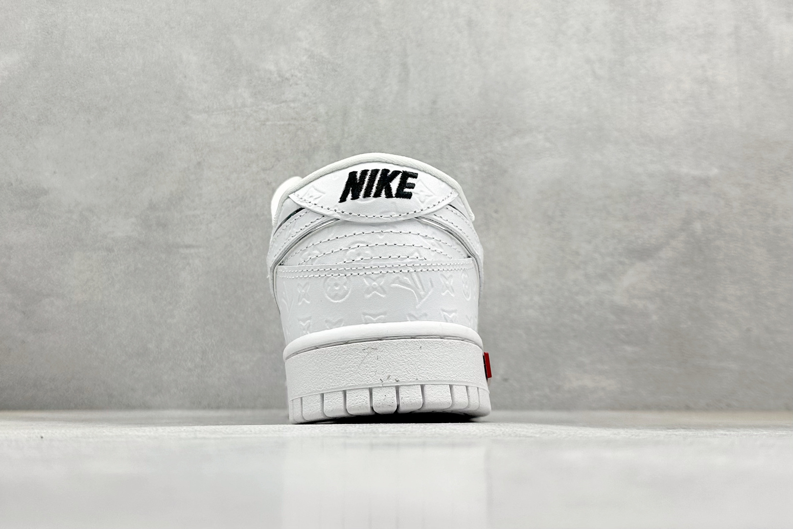 240 Nike SB Dunk Low “路易威登LV联名---纯白lv印花” 高端定制 低帮休闲板鞋 DS6608-001