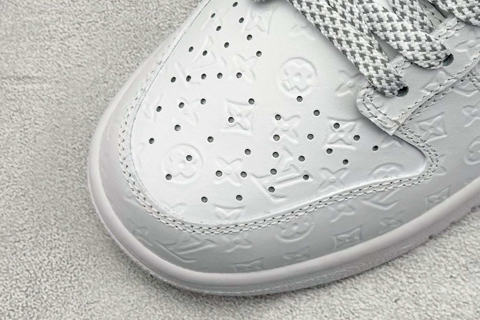 240 Nike SB Dunk Low “路易威登LV联名---纯白lv印花” 高端定制 低帮休闲板鞋 DS6608-001