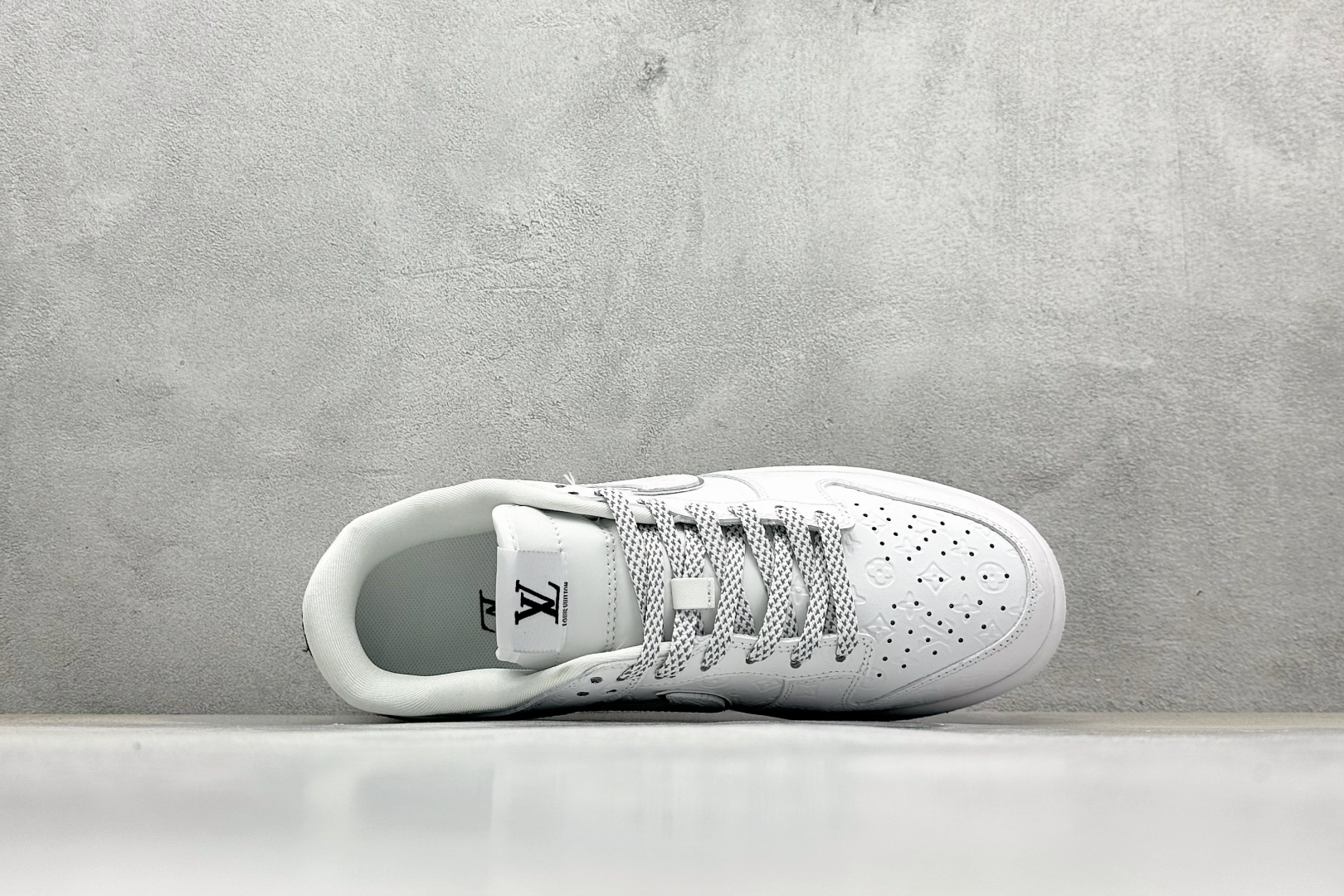 240 Nike SB Dunk Low “路易威登LV联名---纯白lv印花” 高端定制 低帮休闲板鞋 DS6608-001