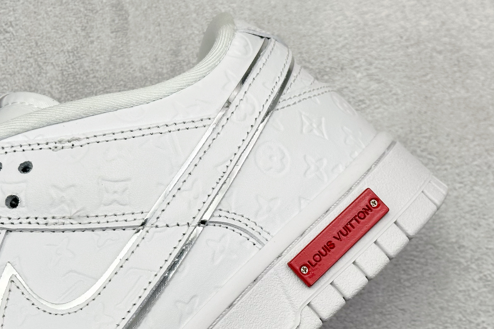 240 Nike SB Dunk Low “路易威登LV联名---纯白lv印花” 高端定制 低帮休闲板鞋 DS6608-001