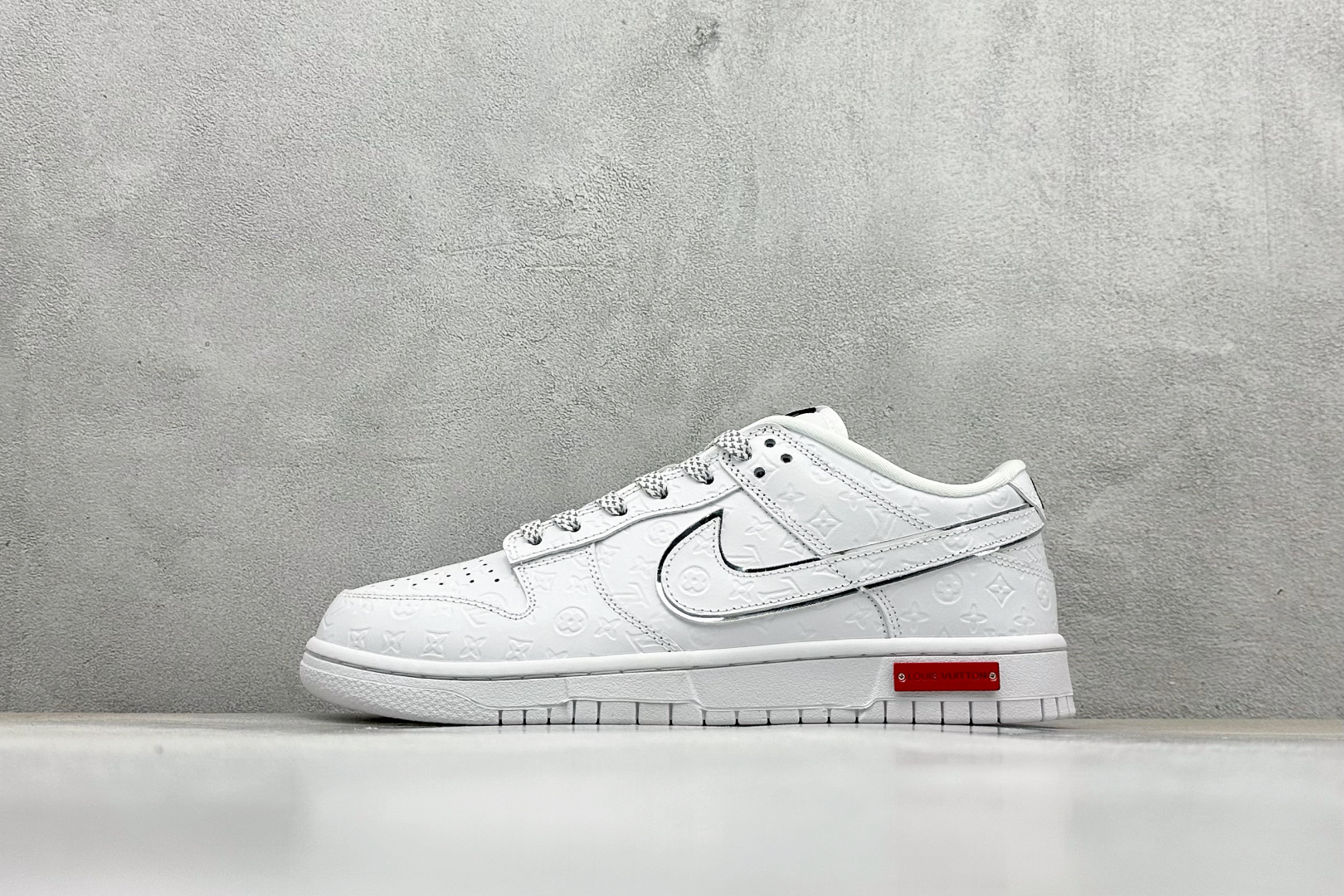 240 Nike SB Dunk Low “路易威登LV联名---纯白lv印花” 高端定制 低帮休闲板鞋 DS6608-001