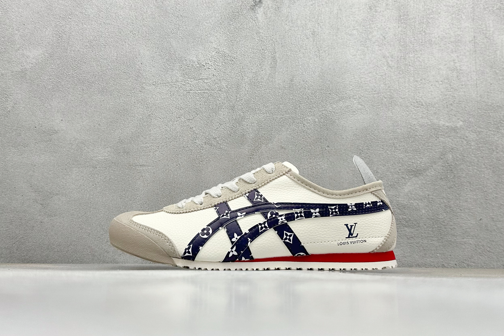 💰180
Onitsuka Tiger  Mexico 66® Paraty x Louis Vuitton 百搭单品
板鞋 MEXICO 66是鬼冢虎旗下最经典的款式，李小龙最喜欢的一款训练鞋休闲鞋！鞋身特有的虎爪造型LOGO，辨识度非常高！更是由偶像明星李宇春等人代言，成为越来越流行的休闲鞋选择  
货号：DL408-144
尺码：36 37 37.5 38 39 39.5 40 41 42 42.5 43.5 44 45