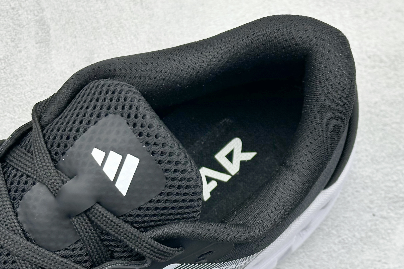 180 AdidAdistar W Low 巡航舰代系列低帮马拉松轻量缓震休闲运动慢跑鞋  ID6180