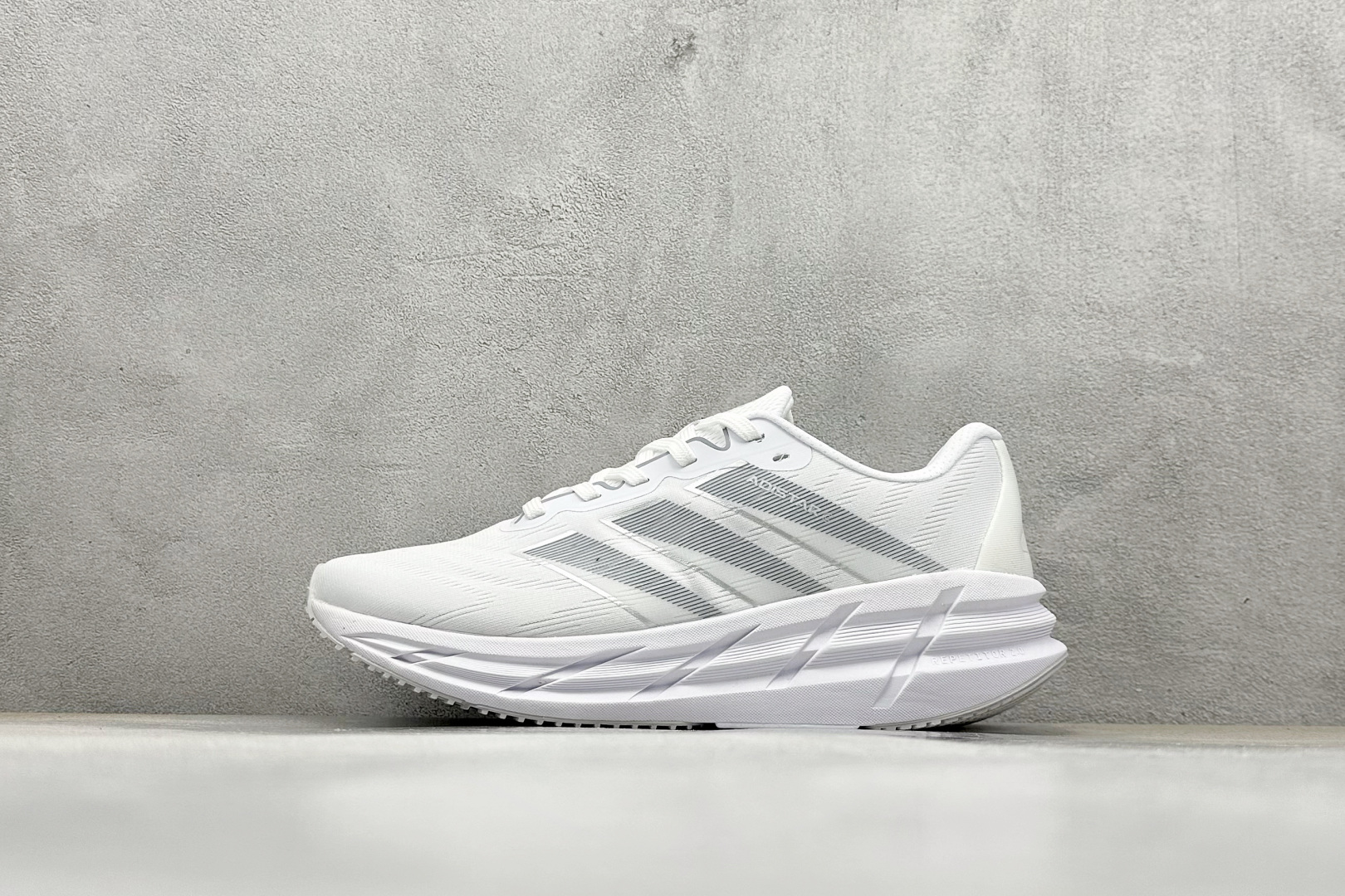 180 AdidAdistar W Low 巡航舰代系列低帮马拉松轻量缓震休闲运动慢跑鞋 ID6181