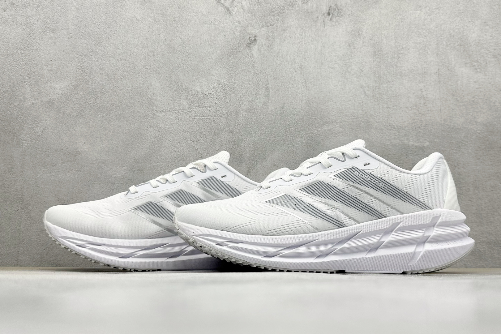 180 AdidAdistar W Low 巡航舰代系列低帮马拉松轻量缓震休闲运动慢跑鞋 ID6181