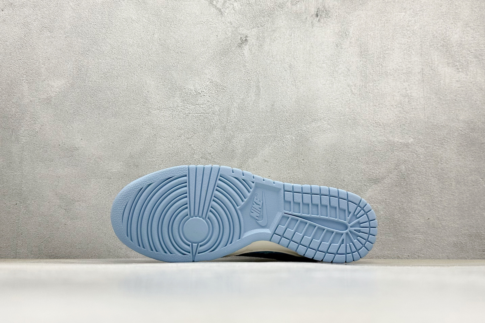 240 Nike SB Dunk Low “lv联名——白灰蓝” 低帮休闲板鞋  HS2506-216