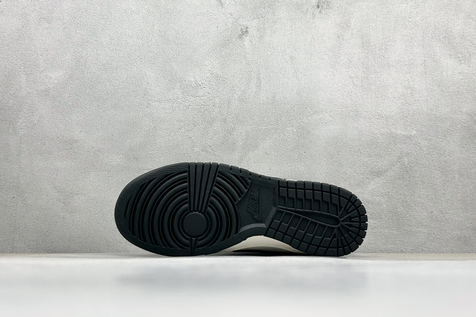 240 Nike SB Dunk Low 黑白灰 纯 XD6188-050