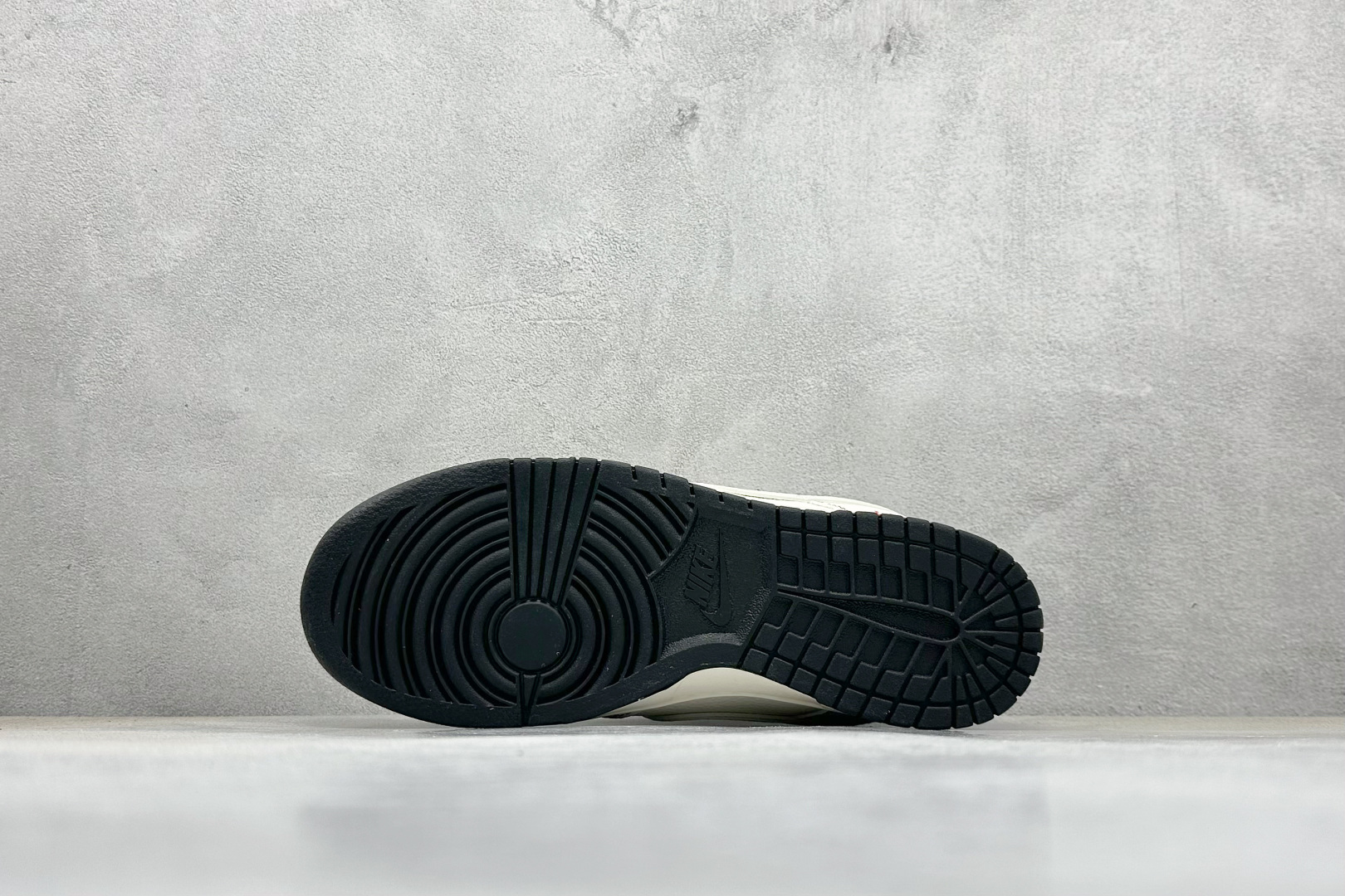 280 Nike SB Dunk Low Supreme联名 米黑线小红勾 高端定制 低帮休闲板鞋  HH7518-098