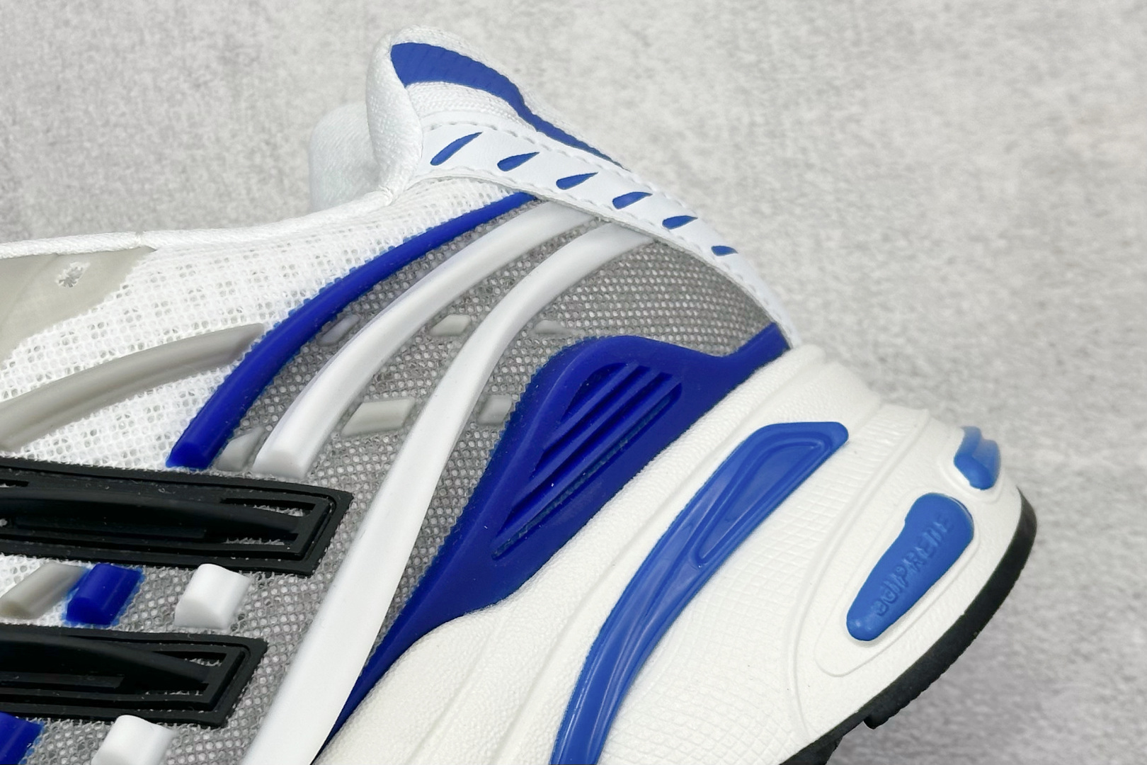 300 AdidOriginals Adistar Jellyfish 阿迪复古舒适防滑减震运动鞋 JP9263