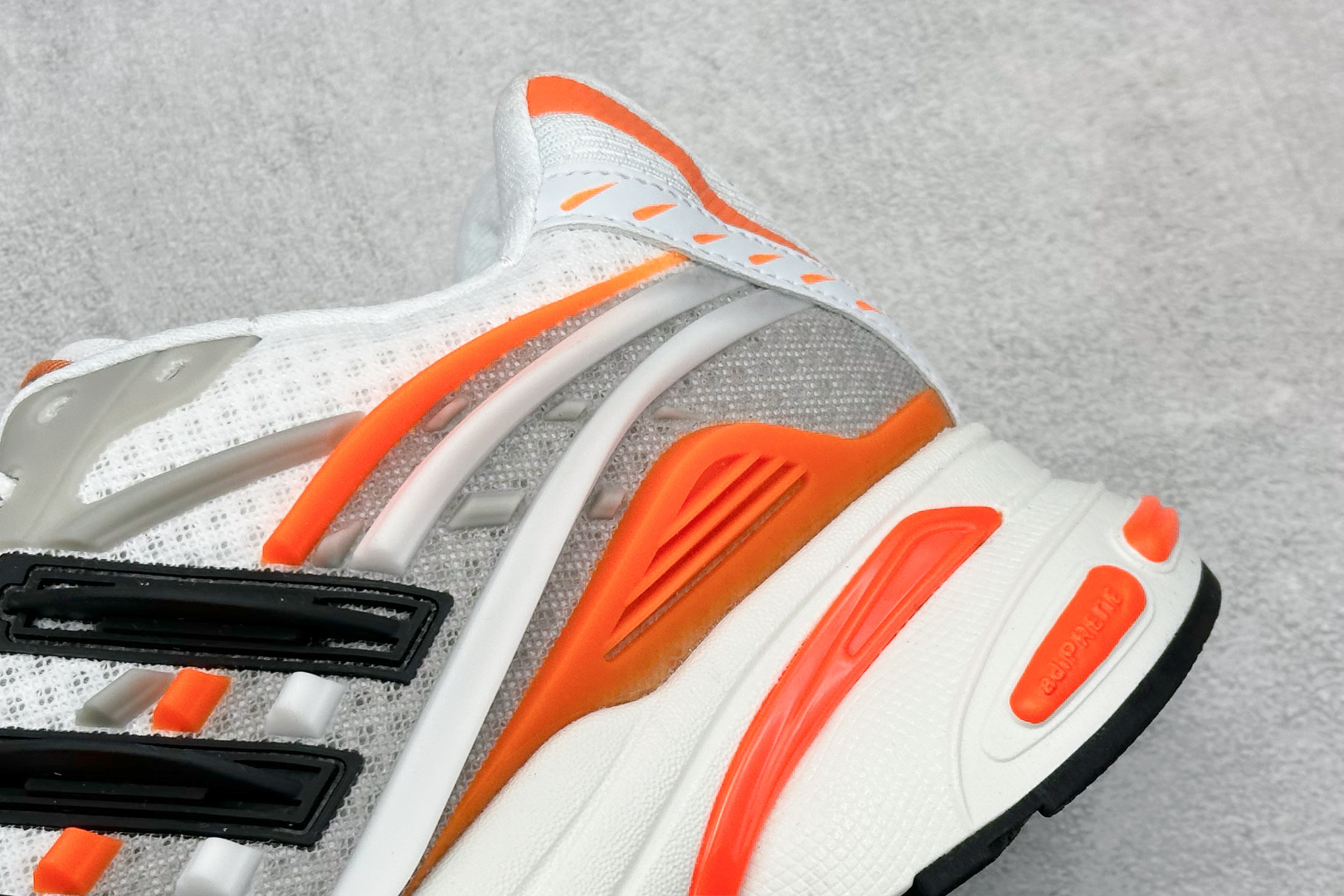 300 AdidOriginals Adistar Jellyfish 阿迪复古舒适防滑减震运动鞋 JP9261
