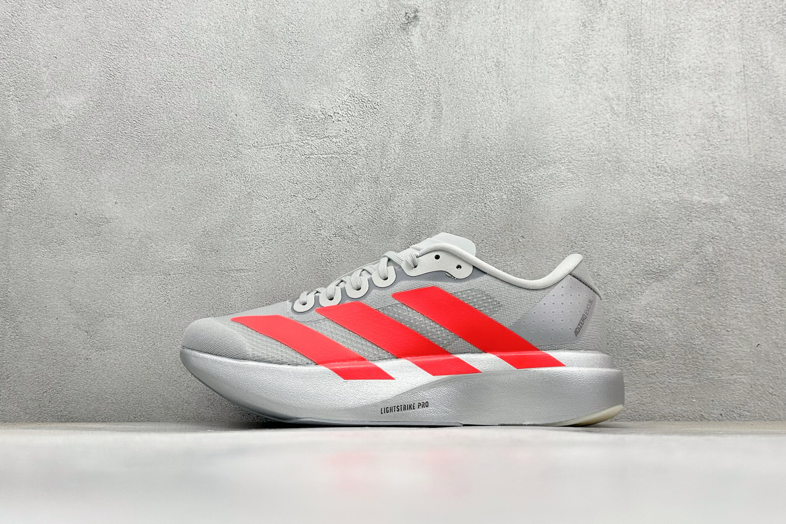 🌾 RS版 Adidas Adizero Evo SL 阿迪超轻透气缓震跑鞋整体外观造型与adiZero