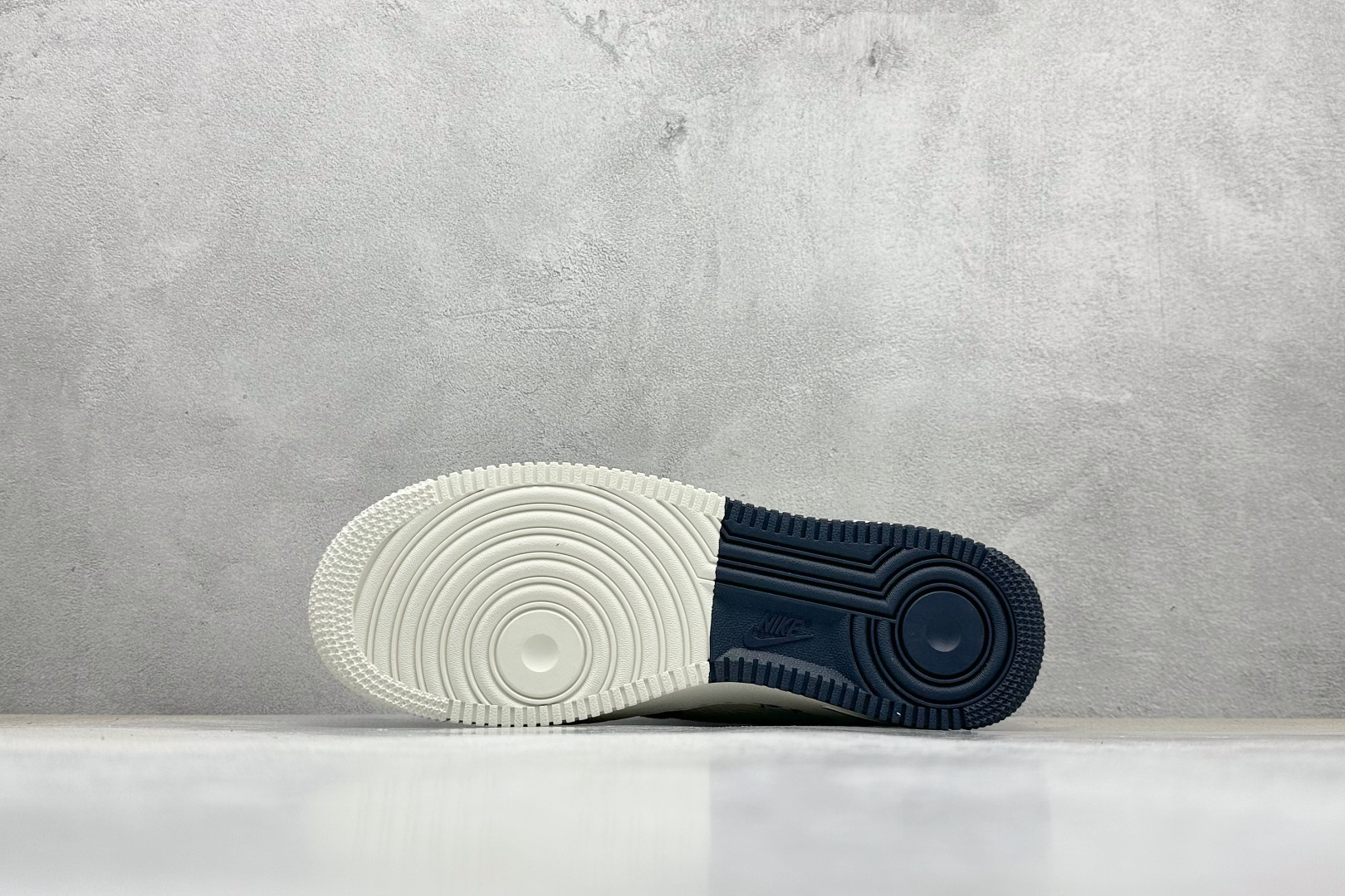 💰280 LY专供 免税渠道公司货
【NK】Nike Air Force 1'07 Low LV联名 深蓝牛仔 空军一号低帮休闲板鞋
#原楦头原纸板 原装鞋盒 原厂鞋底 超高清洁度 细节完美
货号：SC0601-553
尺码：36 36.5 37.5 38 38.5 39 40 40.5 41 42 42.5 43 44 44.5 45 
编码：36