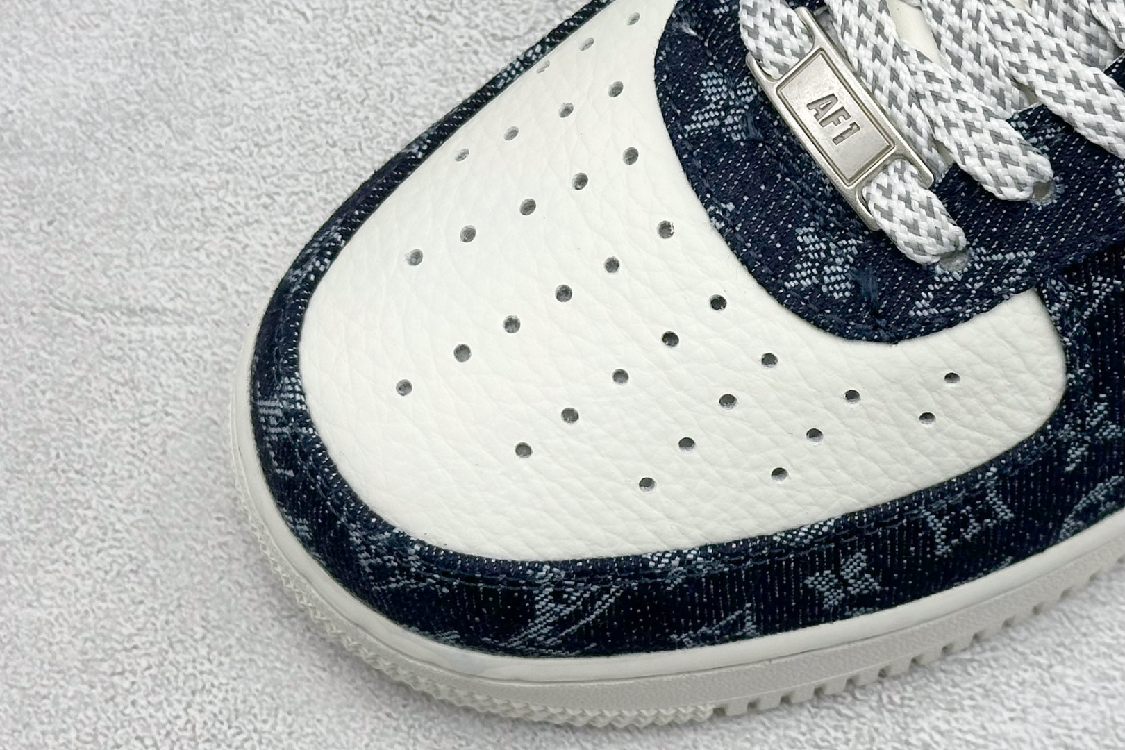 💰280 LY专供 免税渠道公司货
【NK】Nike Air Force 1'07 Low LV联名 深蓝牛仔 空军一号低帮休闲板鞋
#原楦头原纸板 原装鞋盒 原厂鞋底 超高清洁度 细节完美
货号：SC0601-553
尺码：36 36.5 37.5 38 38.5 39 40 40.5 41 42 42.5 43 44 44.5 45 
编码：36