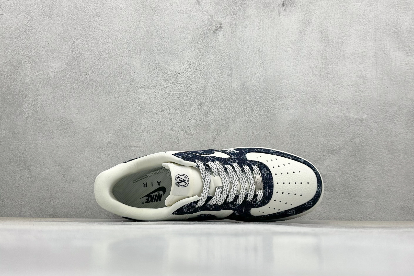 💰280 LY专供 免税渠道公司货
【NK】Nike Air Force 1'07 Low LV联名 深蓝牛仔 空军一号低帮休闲板鞋
#原楦头原纸板 原装鞋盒 原厂鞋底 超高清洁度 细节完美
货号：SC0601-553
尺码：36 36.5 37.5 38 38.5 39 40 40.5 41 42 42.5 43 44 44.5 45 
编码：36