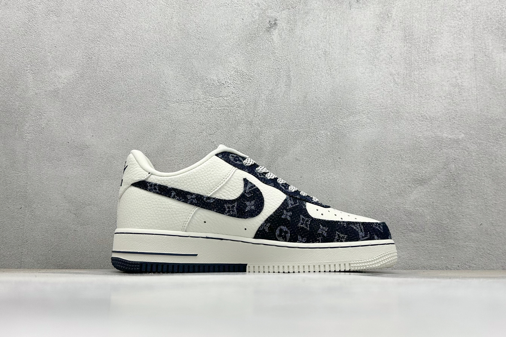 💰280 LY专供 免税渠道公司货
【NK】Nike Air Force 1'07 Low LV联名 深蓝牛仔 空军一号低帮休闲板鞋
#原楦头原纸板 原装鞋盒 原厂鞋底 超高清洁度 细节完美
货号：SC0601-553
尺码：36 36.5 37.5 38 38.5 39 40 40.5 41 42 42.5 43 44 44.5 45 
编码：36