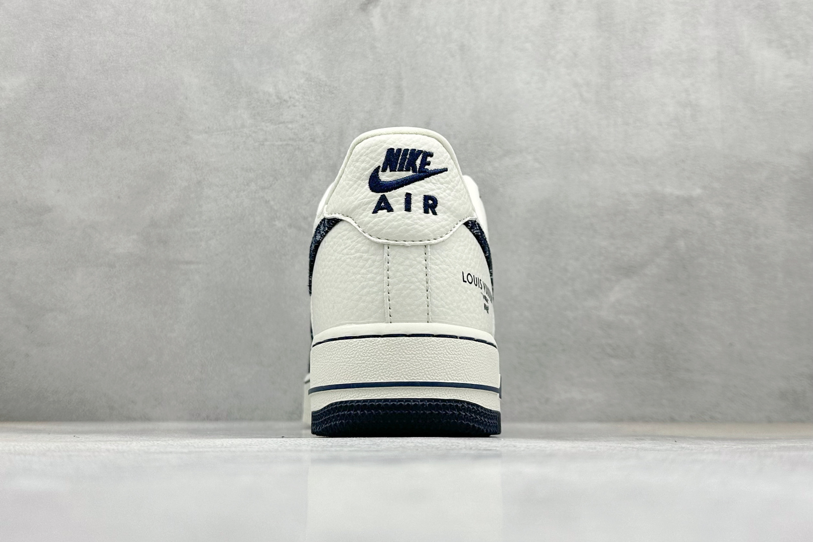 💰280 LY专供 免税渠道公司货
【NK】Nike Air Force 1'07 Low LV联名 深蓝牛仔 空军一号低帮休闲板鞋
#原楦头原纸板 原装鞋盒 原厂鞋底 超高清洁度 细节完美
货号：SC0601-553
尺码：36 36.5 37.5 38 38.5 39 40 40.5 41 42 42.5 43 44 44.5 45 
编码：36