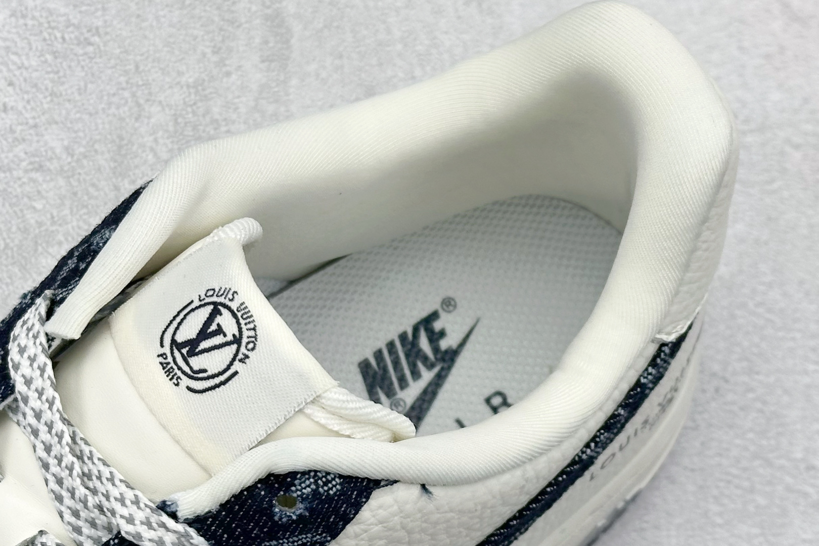 💰280 LY专供 免税渠道公司货
【NK】Nike Air Force 1'07 Low LV联名 深蓝牛仔 空军一号低帮休闲板鞋
#原楦头原纸板 原装鞋盒 原厂鞋底 超高清洁度 细节完美
货号：SC0601-553
尺码：36 36.5 37.5 38 38.5 39 40 40.5 41 42 42.5 43 44 44.5 45 
编码：36
