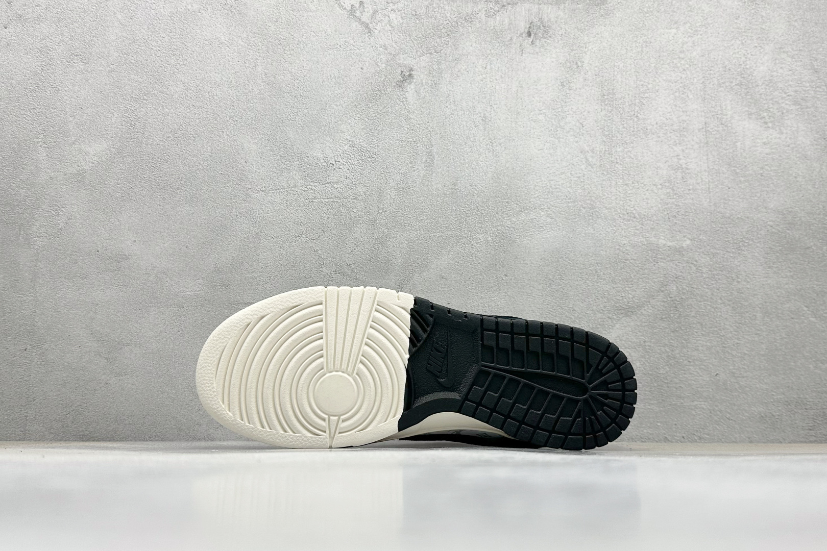 280 XC版Nike SB Dunk Low x Louis Vuitt黑白  CX5050-Y03