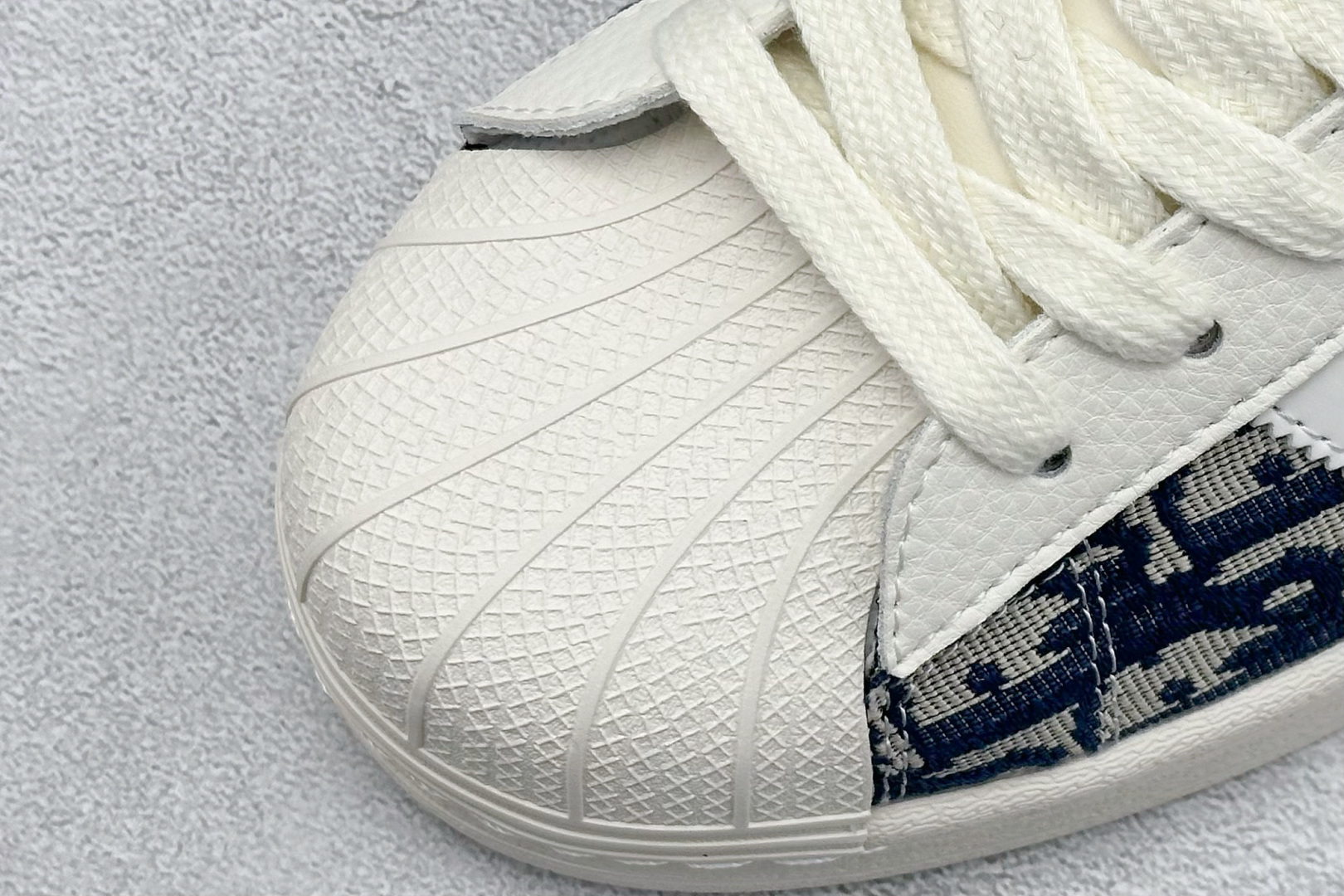 220 AdidOriginals Superstar 联名款贝壳头  JY8913