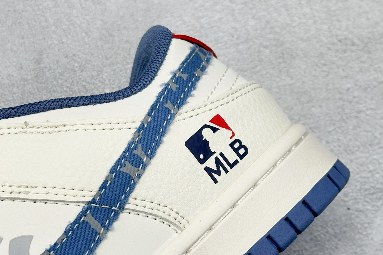 240 Nike SB Dunk Low “MLB联名——灰蓝红”高端定制 低帮休闲板鞋  HS8068-056